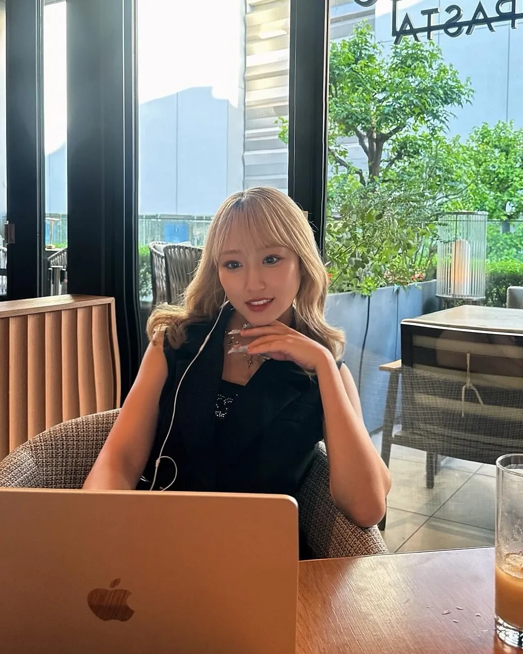 カフェでノートPCに向かう田山せかい