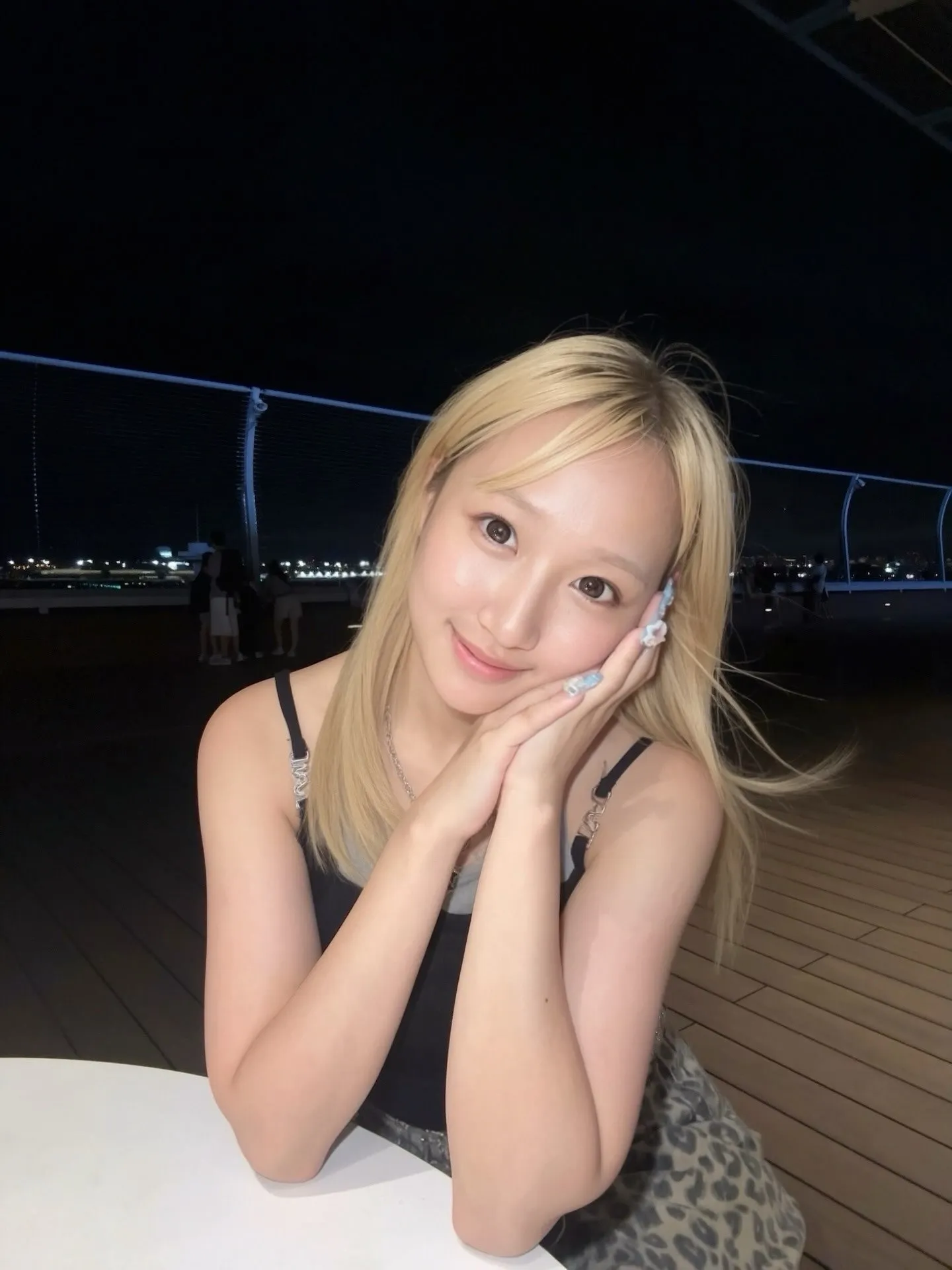 夜のテラスでほほえむ田山せかい